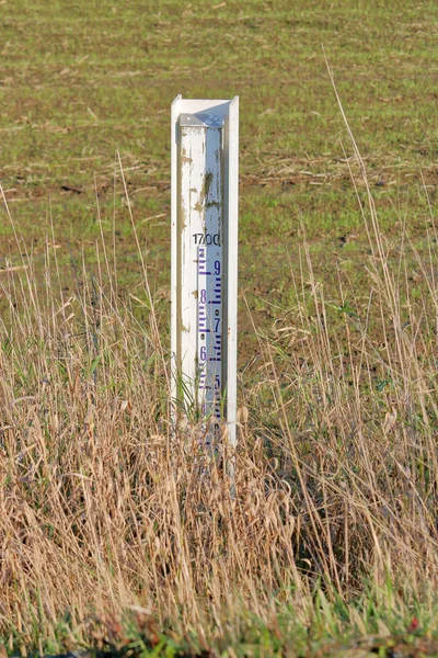 しばしば洪水で堤防の横にインストールされてシンプルな木製洪水ゲージ春のシーズン中上昇 — ストック写真