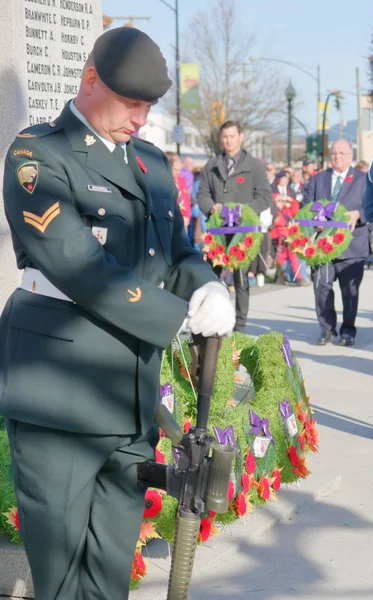 City Chilliwack Dignitaries Place Wreaths All Sappers Memorial November 2018 — стоковое фото