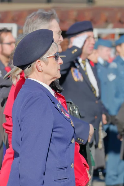 2018年11月11日 在英国的奇利瓦克举行的一年一度的纪念日仪式上 一位资深的加拿大服务女性站在人们的视线中 — 图库照片