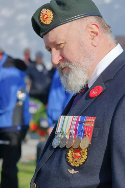 Mycket Dekorerade Veteran Kommenderar Kanadensare Återspeglar Tyst Årlig Minnesdag Ceremonier — Stockfoto