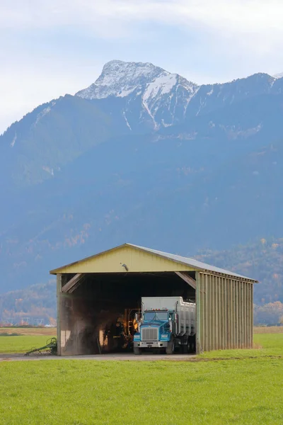 Vertikale Ansicht Einer Garage Für Große Fahrzeuge Einschließlich Sattelschlepper — Stockfoto