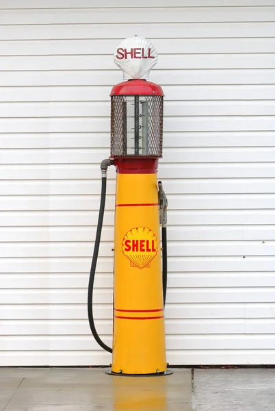 Widok Pionowy Model Przedstawiający Pompa Benzyna Shell Oil Epoki Lat — Zdjęcie stockowe