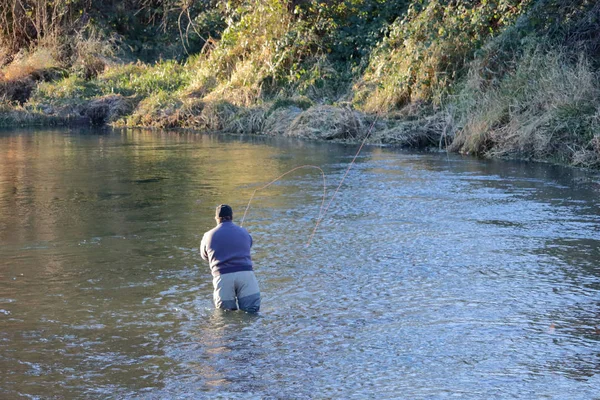 Amplia Vista Pescador Moscas Pie Arroyo Poco Profundo Con Botas — Foto de Stock