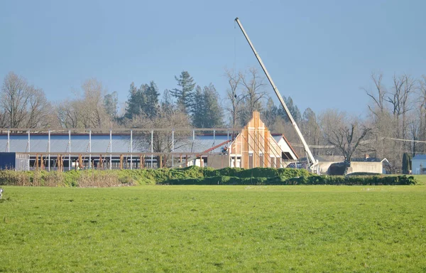 農村地域に建設中の大 産業の牛の納屋の広い視野 — ストック写真