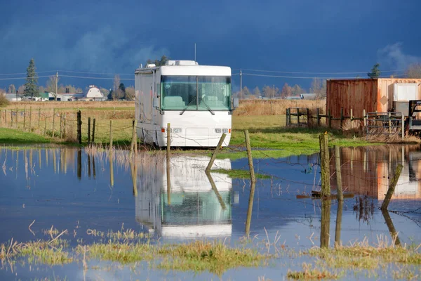 Een Camper Camper Staat Voor Verzadigde Overstroomde Huizen Ander Een — Stockfoto