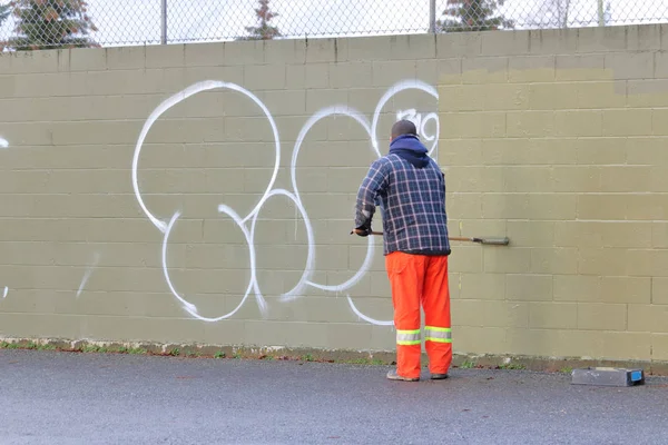 Een Stad Werknemer Maakt Gebruik Van Een Verfroller Graffiti Verwijderen — Stockfoto