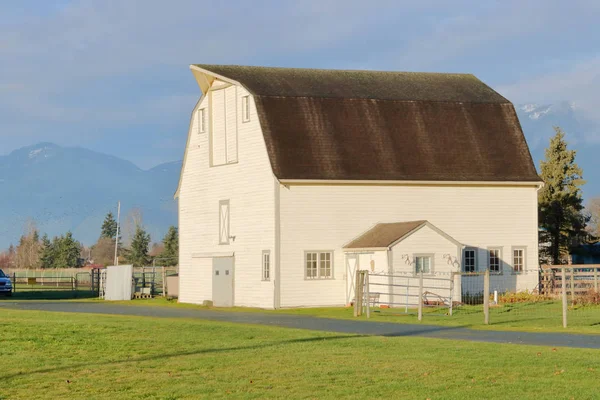 Vue Profil Grand Bâtiment Agricole Traditionnel Blanc Qui Été Bien — Photo