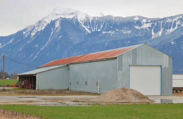 Vista Ampla Edifício Fazenda Bem Utilizado Vale Montanha Que Armazena — Fotografia de Stock
