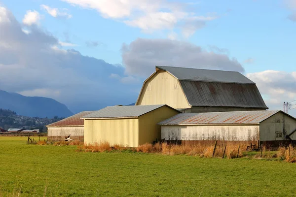 Weite Sicht Auf Traditionelle Bauernhäuser Einem Gebirgstal Mit Gelber Scheune — Stockfoto