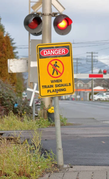 Medium Vertical View Warning Sign English Stands Front Flashing Train — Stock Photo, Image