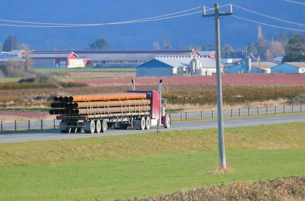 Widok Krajobrazu Ciężarówki Naczepy Przyczepy Ciągnięcia Conduit Duże Metalowe Rury — Zdjęcie stockowe