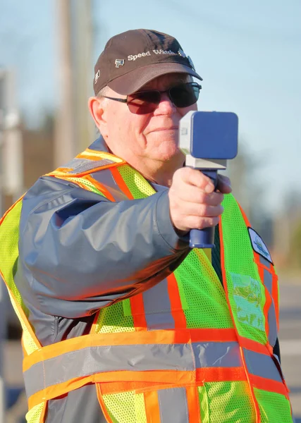 该市守望项目的一名志愿者检查司机的速度 2019年1月14日 该方案在加拿大 Chilliwack 有儿童存在的地区提高认识 — 图库照片