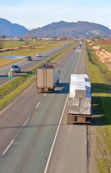 Los Vehículos Grandes Tienen Que Maniobrar Alrededor Camión Semirremolque Parado — Foto de Stock