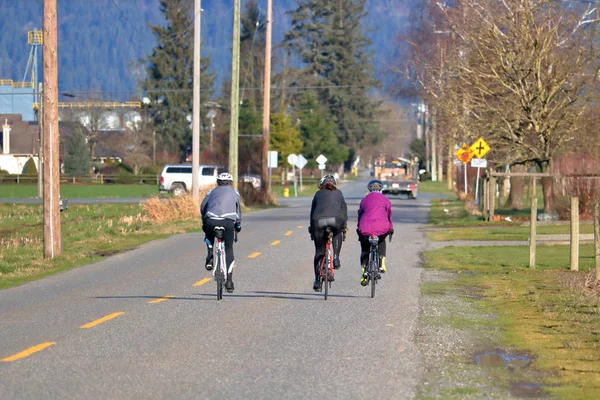 Groupe Femmes Aiment Faire Vélo Ensemble Sur Une Route Tranquille — Photo