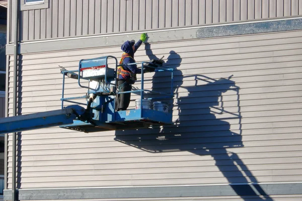 Menuisier Utilise Ascenseur Treuil Pour Réparer Matériau Revêtement Bois Extérieur — Photo