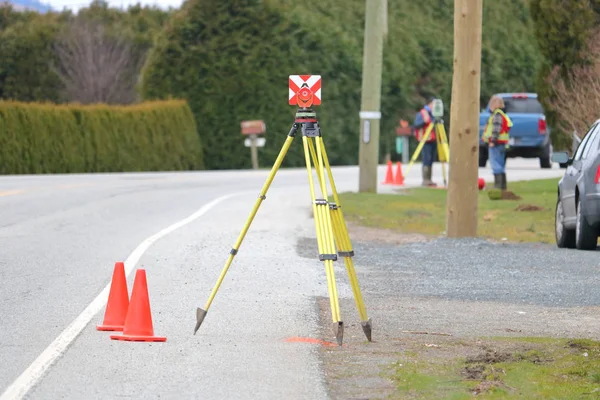 Een Prisma Ingesteld Een Straat Voor Landmeters Meten Afstand Terwijl — Stockfoto