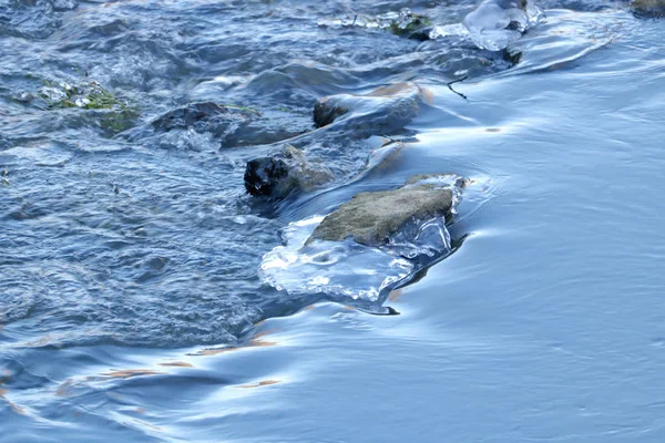 Nauwe Gedetailleerde Weergave Van Frosty Gladde Water Stroomt Ijzige Rotsen — Stockfoto