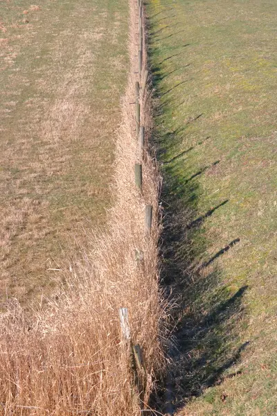 Vue Verticale Angle Élevé Une Ligne Clôture Droite Pendant Les — Photo