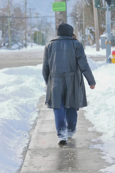 Sans Abri Marche Dans Les Rues Enneigées Pendant Une Froide — Photo