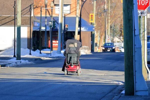 Een Persoon Een Gemotoriseerde Scooter Rolstoel Gebruikt Een Straat Reizen — Stockfoto