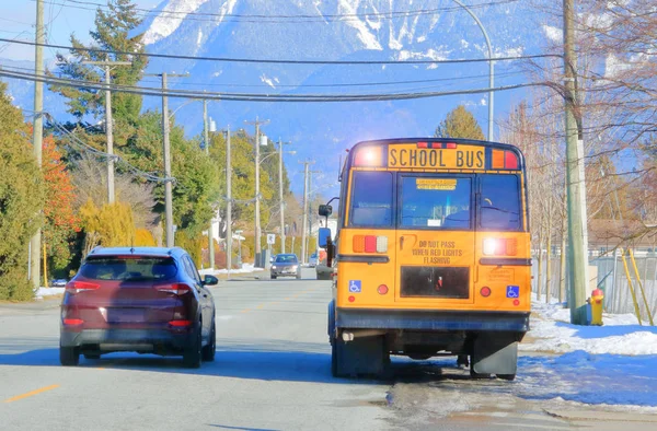 Automobilista Passa Illegalmente Uno Scuolabus Ignorando Sue Luci Lampeggianti — Foto Stock