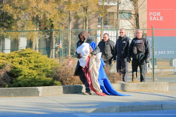 Veiligheidspersoneel Weghalen Een Dakloze Man Die Gehurkt Het Vrijgekomen Land — Stockfoto