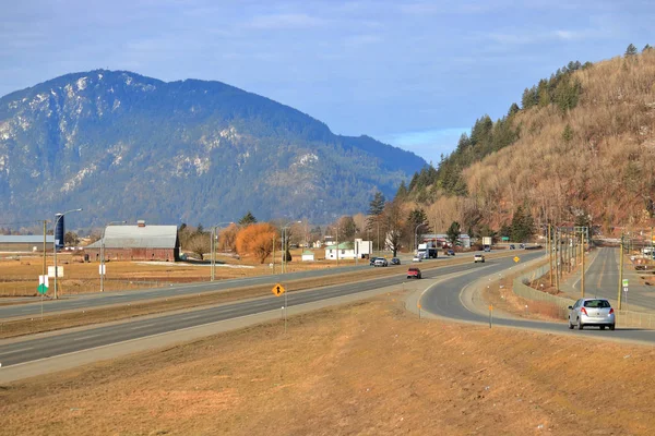 在靠近 Chilliwack 的不列颠哥伦比亚省 Fraser Valley 在连接加拿大第一高速公路的坡道上可以看到车辆的全景 — 图库照片