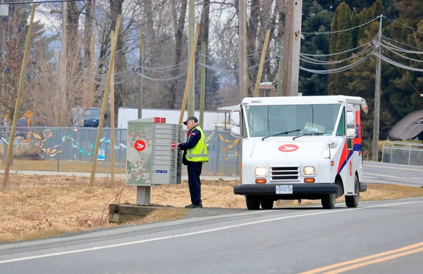 Ένας Υπάλληλος Canada Post Ταξινομεί Και Παραδίδει Αλληλογραφίας Ένα Γραμματοκιβώτιο — Φωτογραφία Αρχείου