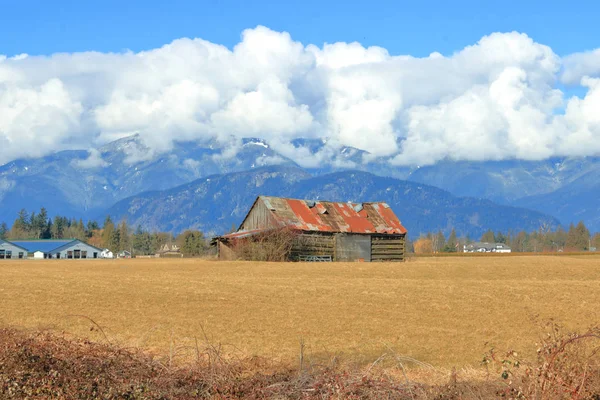 Krásný Kupovité Mraky Těžký Vlhkostí Viset Nad Průkopník Stodola Široce — Stock fotografie