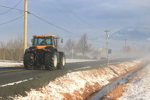 Een Grote Boerderij Voertuig Navigeert Smalle Gladde Wegen Een Landelijk — Stockfoto