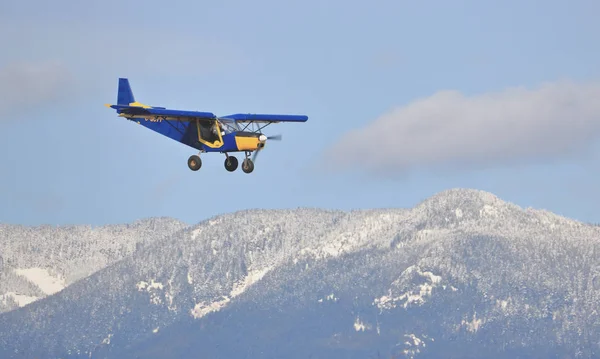 Small Zenair Airplane Descends Chilliwack Canada Airport Beautiful Mountains Background — Stock Photo, Image