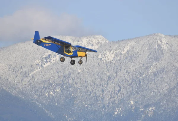 Small Zenair Stol 701 Descends Chilliwack Canada Airport Northshore Mountains — Stock Photo, Image