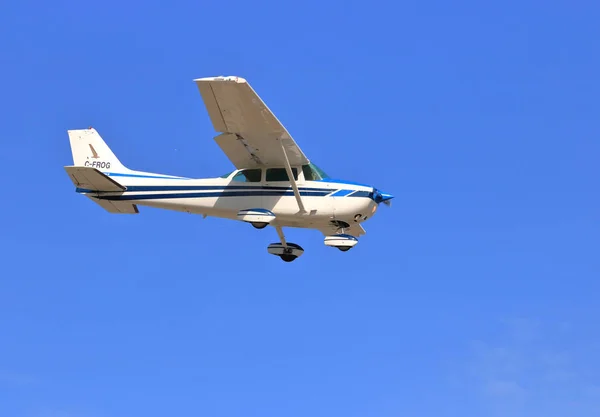 Частный Одномоторный Самолёт Cessna 172N Skyhawk Спускается Аэропорту Чилиуаке Канада — стоковое фото