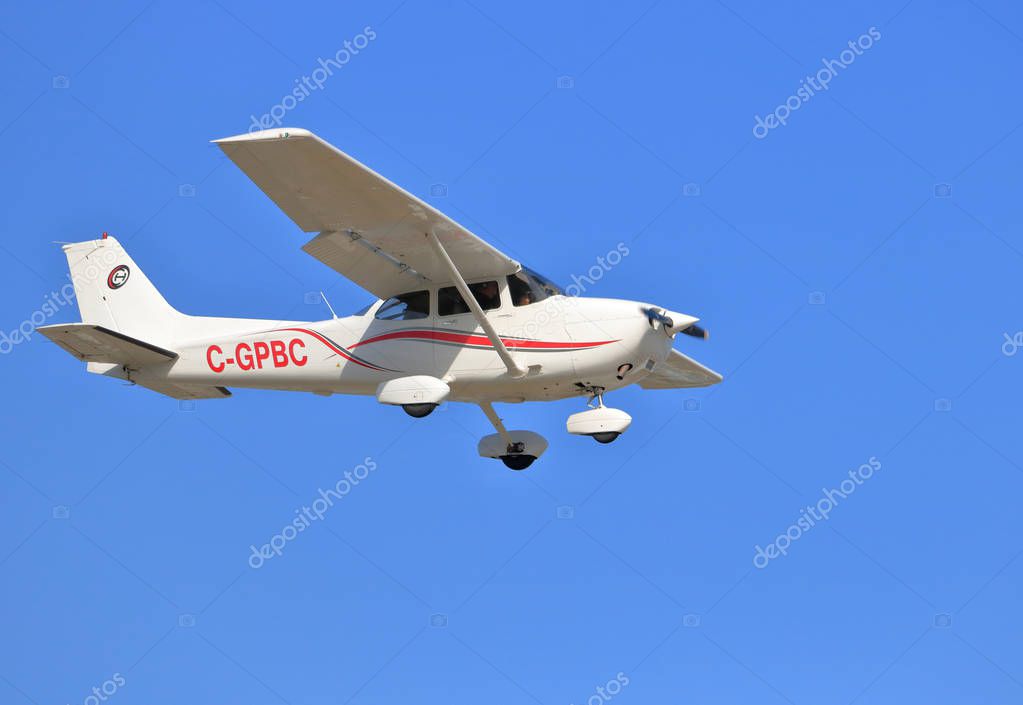 Un Cessna 172S Skyhawk SP propiedad de Chinook Helicopters desciende