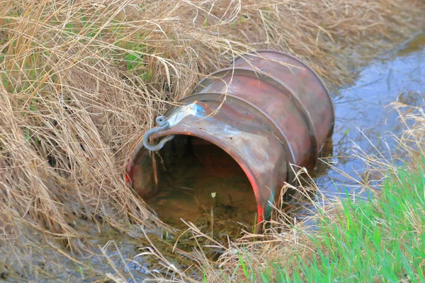 Vue Rapprochée Tambour Huile Jeté Dans Canal Utilisé Pour Approvisionnement — Photo