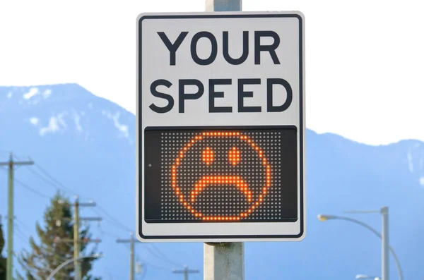 Zamknąć Elektroniczny Znak Który Wyświetla Niezadowolony Twarz Gdy Kierowca Lub — Zdjęcie stockowe