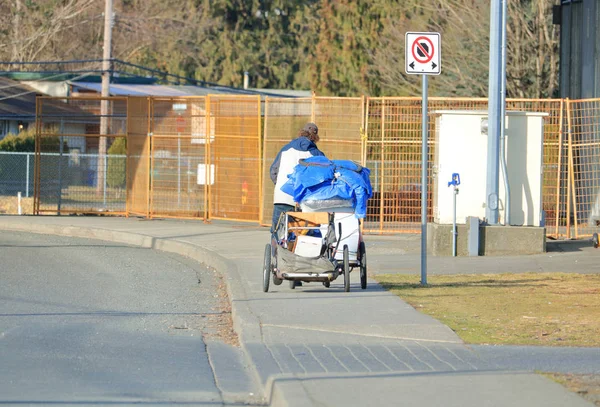 Une Personne Rue Utilise Chariot Roues Chariot Pour Transporter Ses — Photo