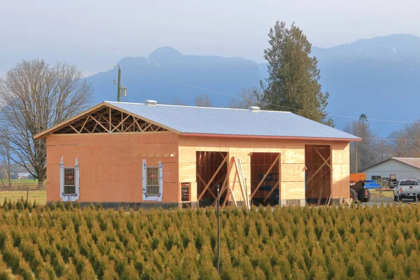 Construção Edifício Fazenda Tamanho Médio Emoldurado Madeira Está Quase Terminando — Fotografia de Stock