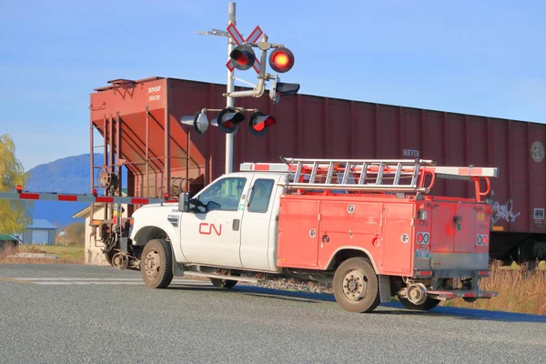 鉄道線路を走行するための特殊な車輪を備えた またはカナダのナショナルトラックで 4月2日に2019のチリワック カナダの近くにトラックを取り付ける前に列車が通過するのを待つ — ストック写真