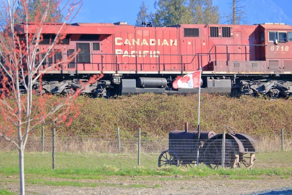Una Locomotiva Canadese Del Pacifico Passa Una Bandiera Canadese Vicino — Foto Stock