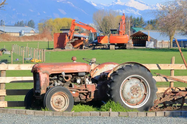 Viejo Nuevo Como Viejo Tractor Granja Encuentra Estacionado Frente Moderno —  Fotos de Stock