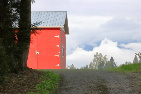 Ciemny Czerwony Budynek Gospodarstwa Wykorzystywane Różnych Potrzeb Jest Ustawiony Burzą — Zdjęcie stockowe