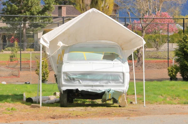 Private Owner Has Found Creative Temporary Way Protecting His Vehicle — Stock Photo, Image