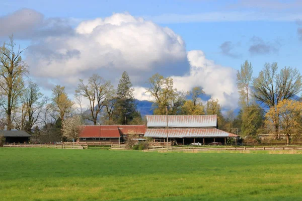 Des Nuages Cumulus Planent Dessus Bâtiments Agricoles Qui Ont Été — Photo