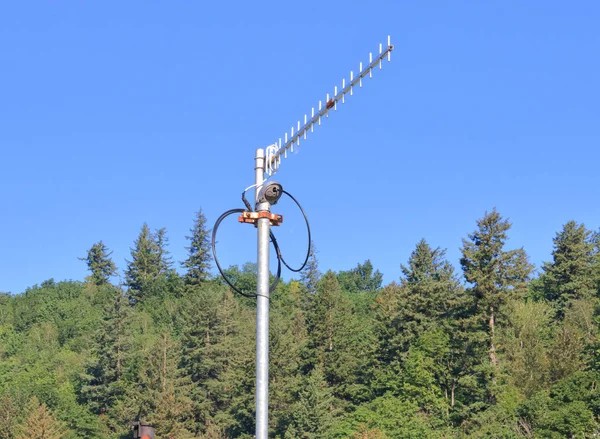 用于在偏远地区发射无线电频率的高功率和小型通信天线的详细视图 — 图库照片