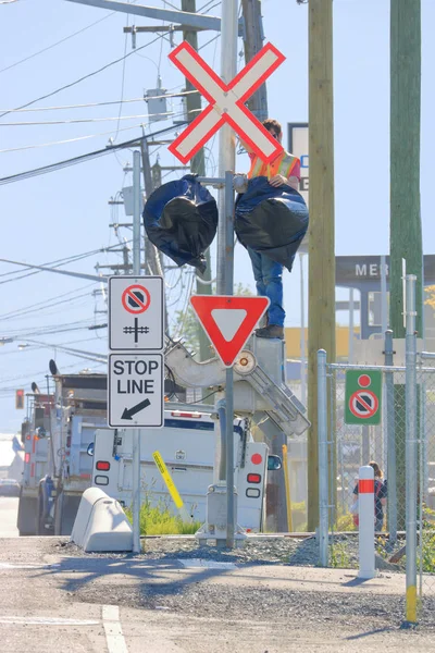 专业商人在繁忙的交通区域安装重要的火车信号和标志 — 图库照片