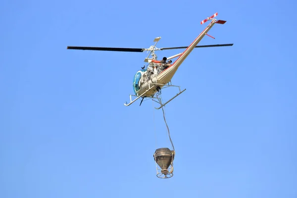 Sluiten Volledige Profiel Weergave Van Een Helikopter Tijdens Vlucht Uitgerust — Stockfoto