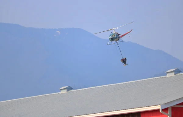 Een Helikopter Uitgerust Met Een Water Emmer Die Wordt Gebruikt — Stockfoto