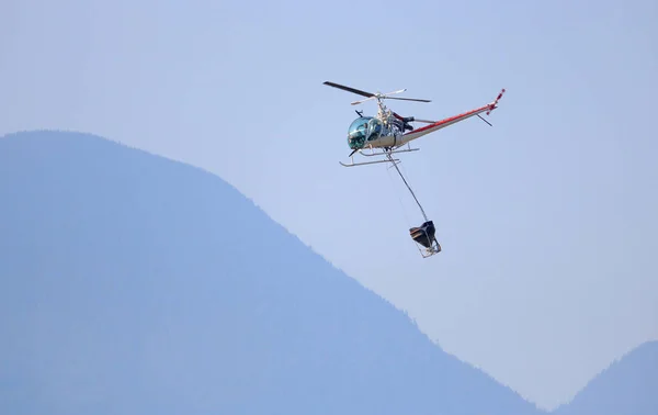Вертолет Оборудованный Ведром Воды Используемым Борьбы Лесными Пожарами Летит Справа — стоковое фото