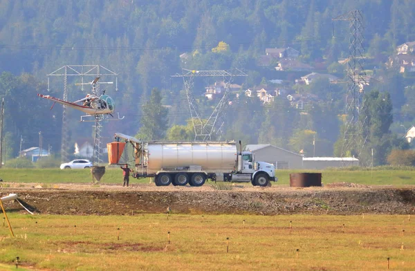 Een Helikopter Zweeft Naast Een Watertruck Tijdens Oefen Training Voor — Stockfoto